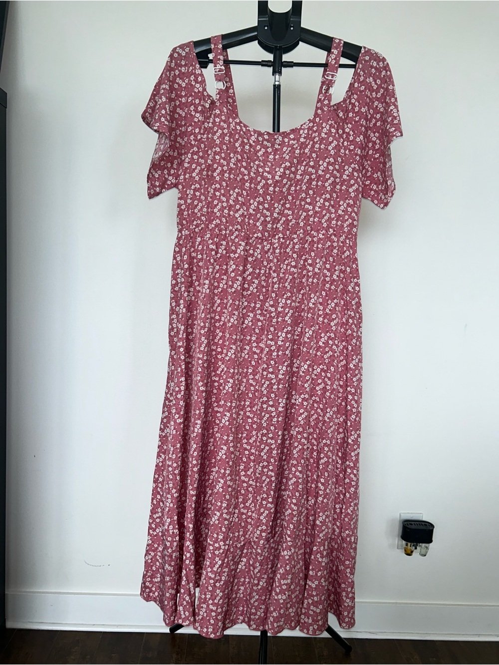 Bloomchic | Floral Ruffle Cold-Shoulder Midi Dress in Dusty Rose - Picture 2 of 7